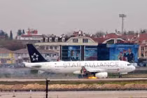 Cháy động cơ, máy bay Thổ Nhĩ Kỳ hạ cánh khẩn