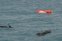 Vớt được đuôi máy bay Air Asia gặp nạn