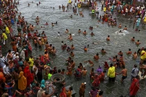 Tận mắt hàng nghìn tín đồ Hindu tắm sông