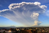 Chile: Núi lửa thức giấc, xả khói mù mịt