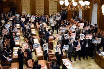 Hạ viện Nhật Bản náo loạn vì bỏ phiếu phòng vệ tập thể