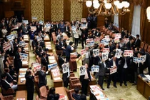 Hạ viện Nhật Bản náo loạn vì bỏ phiếu phòng vệ tập thể