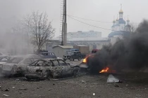 Hiện trường vụ trúng pháo ở trung tâm Mariupol