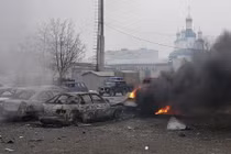 Hiện trường vụ trúng pháo ở trung tâm Mariupol