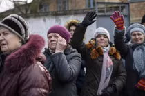 Cảnh tiễn biệt bịn rịn các tân binh Ukraine