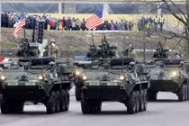 Vũ khí NATO tràn ngập thị trấn cách biên giới Nga 300m