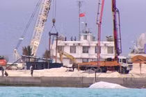 Trung Quốc sắp xây xong đường băng phi pháp trên bãi Đá Chữ Thập