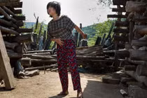 Cảnh thương tâm cô gái tâm thần bị xích trong nhà kho