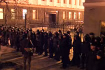 Hàng trăm người biểu tình đòi xông vào phủ Tổng thống Ukraine