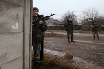 Ly khai chặn đoàn xe chi viện cho lính Ukraine ở Debaltsevo