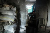 Cảnh sống nơm nớp dưới vòng vây lính bắn tỉa Syria