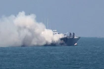 Trúng rocket phiến quân IS, tàu chiến Ai Cập hóa cầu lửa