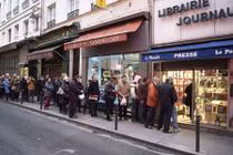 Dân Pháp rồng rắn xếp hàng mua báo Charlie Hebdo