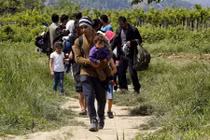 Cảnh vượt biên trái phép của dân di cư