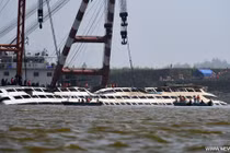 Cảnh trục vớt tàu chìm trên sông Dương Tử