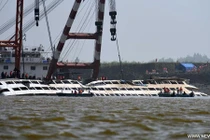 Cảnh trục vớt tàu chìm trên sông Dương Tử