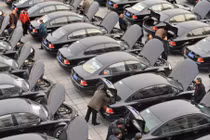 Hết tài xế riêng, quan Trung Quốc đổ xô học lái xe