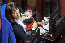 Nữ nghị sỹ cho con bú giữa phiên họp Quốc hội