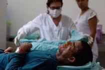 Hoảng loạn bệnh lạ tấn công cơ thể thối rữa dưới nắng