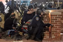 Biểu tình Ferguson: Hai cảnh sát bị bắn trọng thương