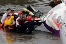 Thoát chết hi hữu trong vụ máy bay Đài Loan rơi