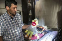 Cha của em bé Syria ngậm ngùi thăm lại phòng con