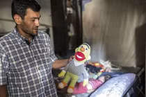 Cha của em bé Syria ngậm ngùi thăm lại phòng con