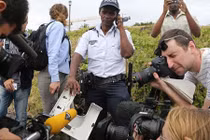 Tìm thấy nhiều mảnh vỡ nghi của MH370 trên đảo Reunion