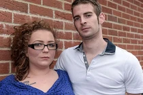 Cô gái Anh bị cưỡng hiếp năm 11 tuổi khởi kiện mẹ