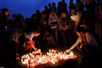 Hình ảnh tưởng niệm nạn nhân lật tàu ở Địa Trung Hải