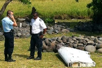 Cận cảnh mảnh vỡ máy bay nghi của MH370