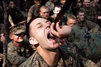 Lính thủy đánh bộ Mỹ uống máu rắn tập luyện trên thao trường