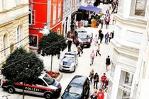 Tài xế lao xe vào đám đông, vung dao đâm loạn xạ