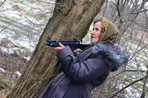 Xem bà lão Ukraine 68 tuổi học bắn súng 