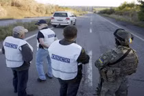 Chuyên gia OSCE tuần tra đông Ukraine dưới làn đạn pháo