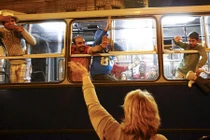 Tận mục những chuyến xe buýt chở người di cư tới đất hứa