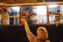 Tận mục những chuyến xe buýt chở người di cư tới đất hứa