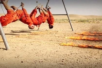 Lạnh người cảnh phiến quân IS treo ngược rồi thiêu sống tù nhân