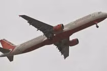 Phi công Ấn Độ đánh lộn trong buồng lái