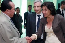 Nữ bộ trưởng Pháp mặc áo lộ ngực gây sốc