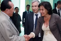 Nữ bộ trưởng Pháp mặc áo lộ ngực gây sốc