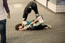 Hình ảnh người dân Nhật Bản nằm vạ vật giữa đường