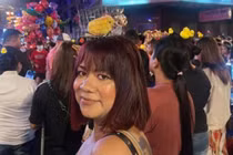 Thích chơi trội, cô gái dùng gà làm mũ bị “ném đá” tả tơi