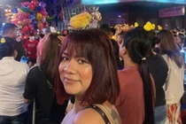 Thích chơi trội, cô gái dùng gà làm mũ bị “ném đá” tả tơi