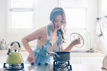 Hot girl mặc hở bạo vào bếp, cố tình “làm màu”