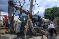 Ôtô tải tông chết 1 người rồi ủi sập trạm biến áp