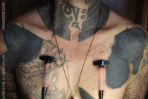 Phát hoảng với thú “đóng đinh” lên cơ thể 