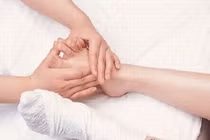 Chữa bệnh bằng cách massage bàn chân