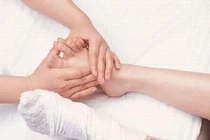 Chữa bệnh bằng cách massage bàn chân