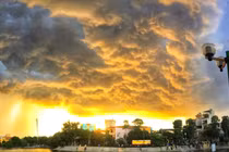 Cơn dông bất chợt kéo đến Hà Nội qua camera của iPhone 6